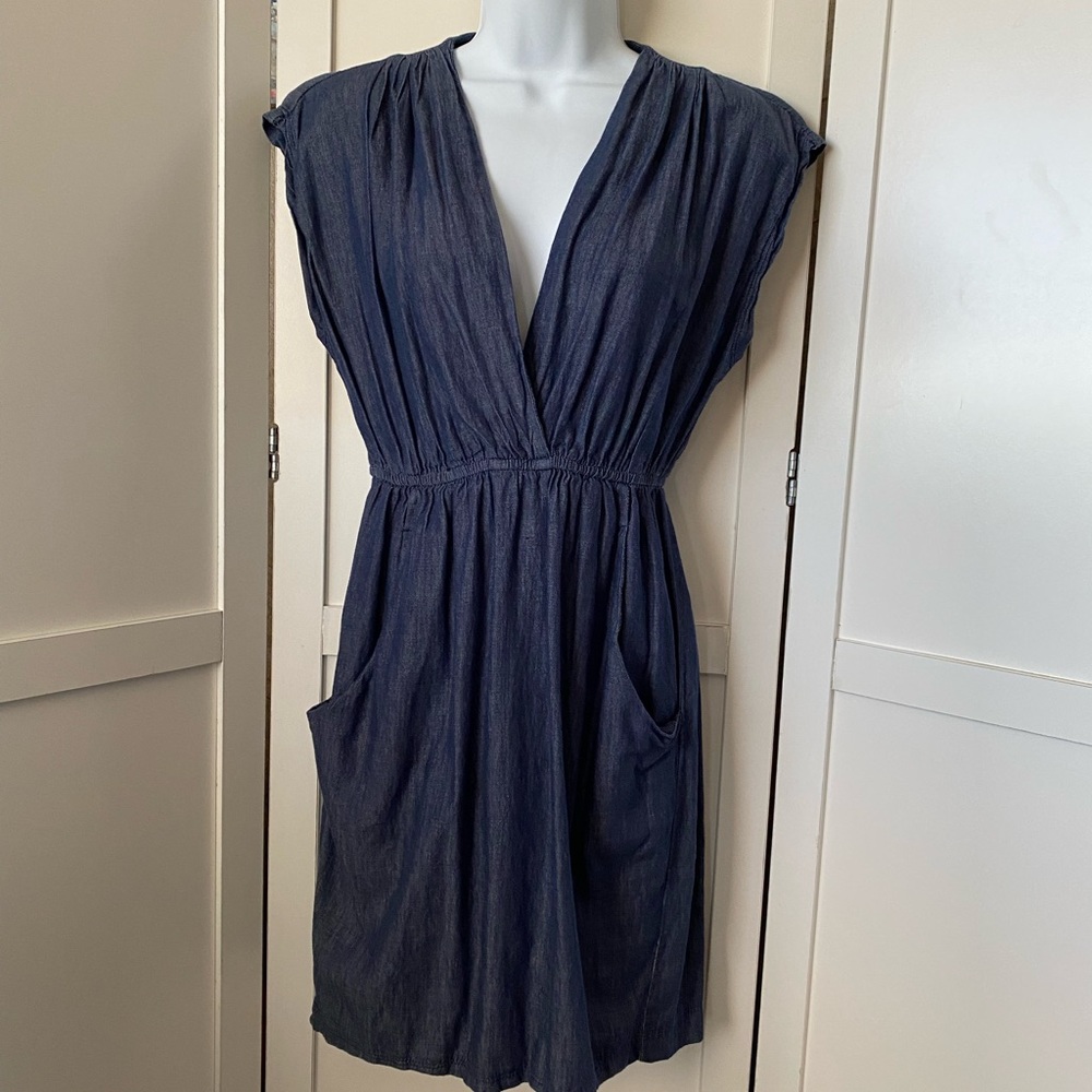 Bailey girl dress. Sleeve less, pockets in front, elastic waist. size sm.